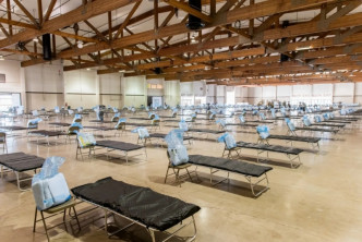 俄勒冈州国民警卫军在俄勒冈州博览会场建设「方舱医院」。(国民警卫军)