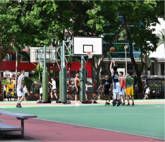 康文署公共球場重開，有市民一早來到做運動。盧江球攝