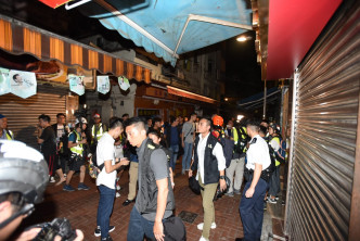 警方派员到众安街及二坡坊一带搜捕持武器人士，但无结果。