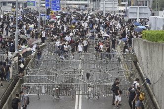 示威者架設路障。資料圖片