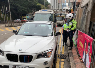 警員在港島區打擊違例泊車。 警方圖片