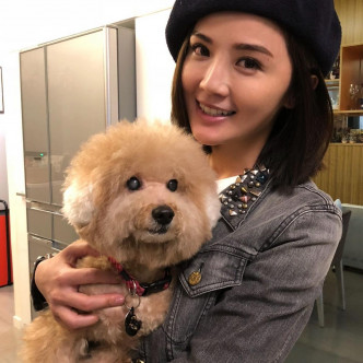 蔡卓妍5日前在IG透露爱犬「柚柚」不敌病魔离世。
