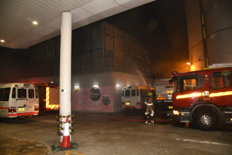 消防接报后到场开喉将火救熄。