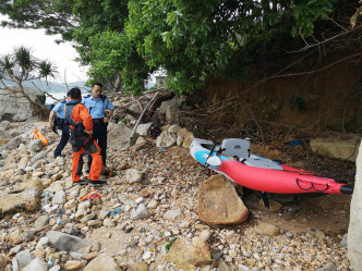 飛行服務隊人員於二澳石灘發現吹氣獨木舟。