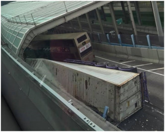 貨櫃車失控撞壆後翻側。圖:香港突發事故報料區