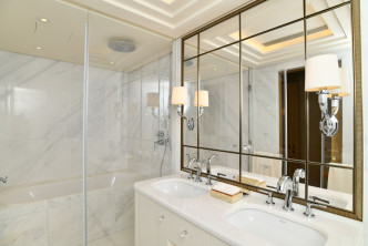 套厕浴室设有浴缸，用料细致，墙身及地台皆以全天然石铺砌。