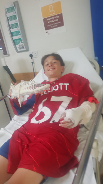 入院之后，艾利洛将球衣及球鞋送给同样受伤的小球员，鼓励他努力康复。 网上图片