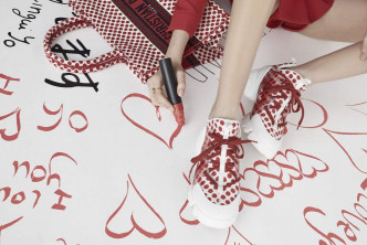 左/小型號Dioramour Dior Book Tote/$23,000/Dior,袋身繡以紅色 Dior Dots主題圖案裝飾;右/D-Connect Dioramour運動鞋/$10,100/Dior,鞋身飾以紅色Dior Dots圖案配以心形與漸變色設計。