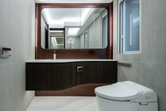 浴室設有洗手枱面及大鏡，方便梳洗。