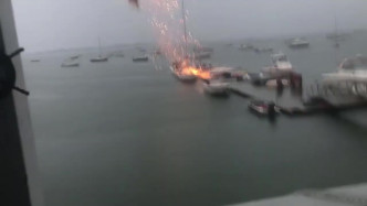 直擊閃電擊中船，瞬間爆發巨大火花。（網圖）