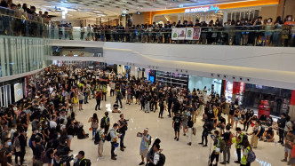 去年9月21日大批人群到元朗形點商場（Yoho Mall）聚集。資料圖片