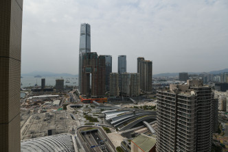單位正望九龍站上蓋豪宅及高鐵站，並遠眺海景。