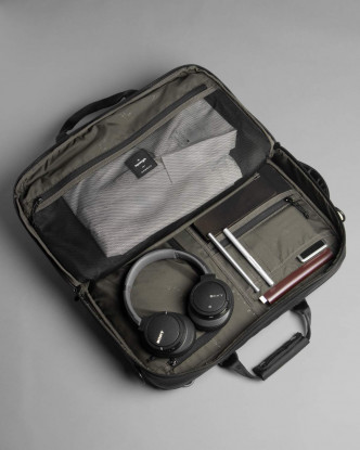 内设多间隔的Briefcase Backpack Dry/原价$1,380/T，现输入优惠码CNY88即可获减价$88。