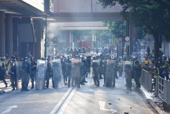 防暴警察驅散