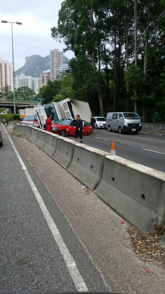 龙翔道三车相撞货车翻侧。突发事故报料区图片