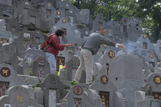 今日是清明節，市民登山掃墓。