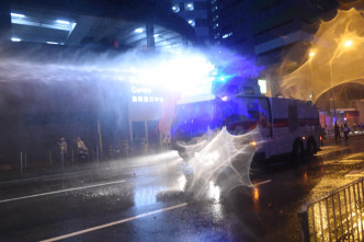 警方水炮車楊屋道發射水柱驅散人群。