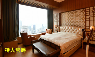 主人套房空间偌大，与客厅同享维港景色。