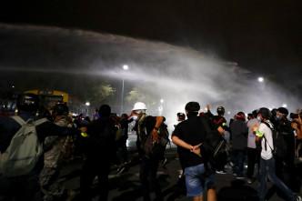 警方發射水炮驅散示威者。AP圖片