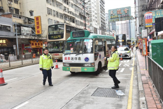 交警调查意外。 杨伟亨摄