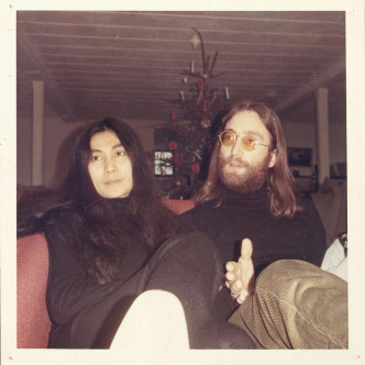 约翰连侬与妻子当时一同接受访问。互联网图片