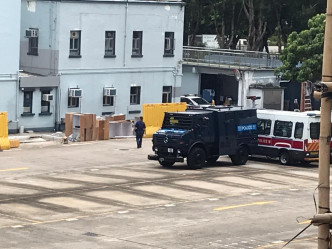深水埗警署内有装甲车。