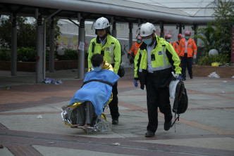 3人由救護送離校園。