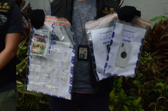 警方展示检获的糖果包及毒品。