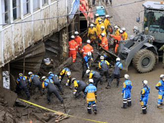 日本静冈县热海市伊豆山地区的山泥倾泻灾难新增3名死者。美联社图片