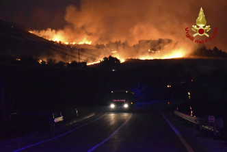 意大利消防部门12个小时之内，就进行了300多次的灭火行动。美联社图片