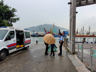 死者遺體由水警送返碼頭並用帳篷遮蓋。梁國峰攝