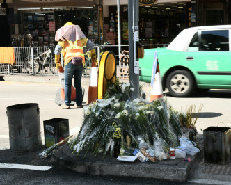 繼續有市民到場擺放鮮花悼念。