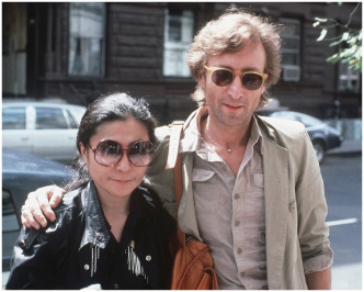 1980年8月小野洋子與約翰連儂合照。AP