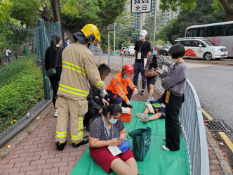 傷者在路邊等待治理。