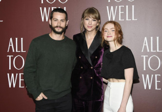 （左起）Dylan、Taylor與Sadie現身《All Too Well》紐約首映禮。