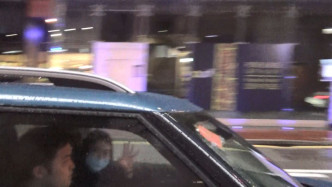 车厢中的千雪BB见到记者即向镜头挥手Say goodbye。
