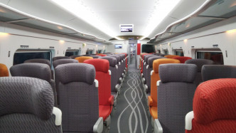 林郑月娥称赞列车舒适且颜色充满活力。