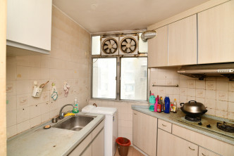 厨房呈钻石形，设有所需家电及厨柜，亦有窗户通风。