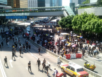 示威者佔據金鐘夏愨道。