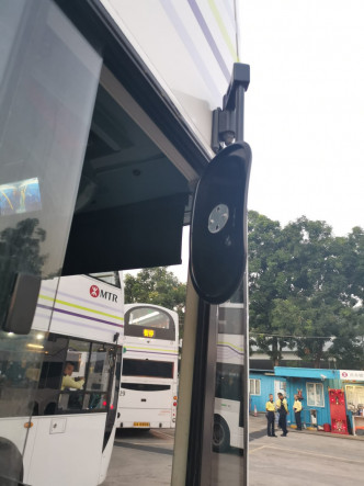  一架 K73 港铁巴士的倒后镜被硬物击毁。港铁提供