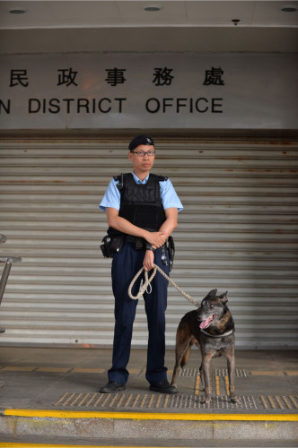 警方出动警犬戒备。