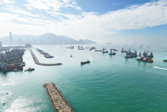 单位坐向正南，外望新油麻地避风塘及西区海景。