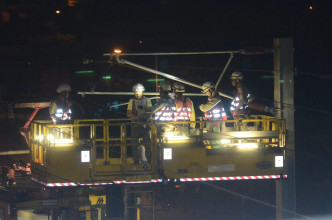 港铁人员通宵检查及维修电缆。