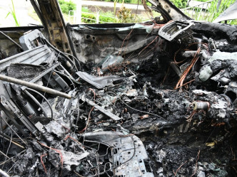 涉事车辆内部严重焚毁。