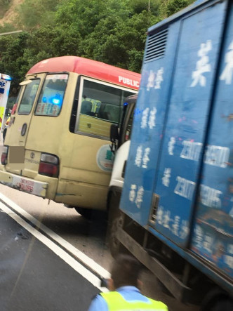 貨車與小巴相撞。馬路的事。網民豐田汽車圖片