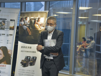 管浩鳴昨日下午約四時現身位於金鐘力寶中心的台北經濟文化辦事處（香港）。
