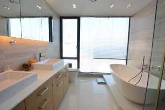 浴室以浅色设计，并设有浴缸。