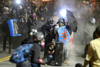 聯邦人員一度施放煙霧彈或催淚彈驅散示威者。AP