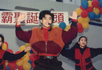1992年，「小旋风」林志颖于新城电台的透明直播室受访，当时歌迷为见偶像，几乎迫爆玻璃。