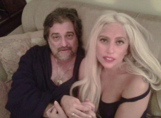 Gaga與父親Joe Germanotta（左）。